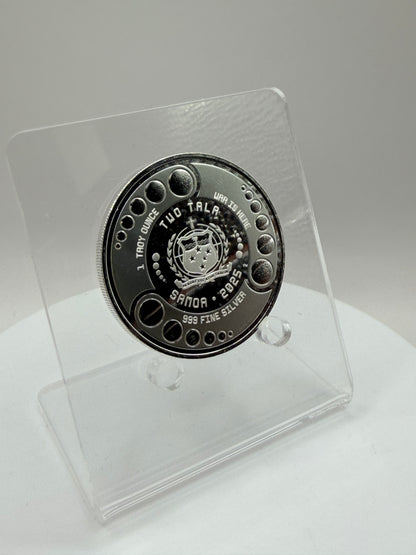 Sci-fi alien silver round with mirrored reflective fields